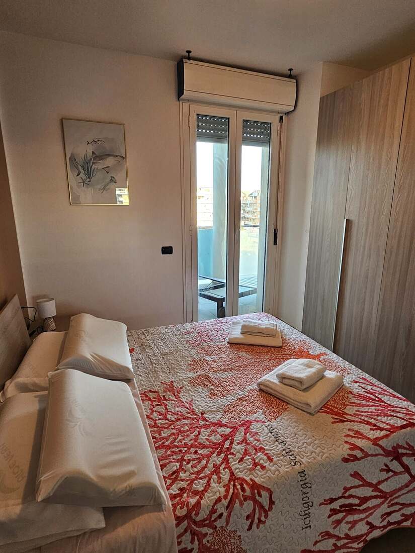 Camera da letto, vista sull'ingresso del terrazzo