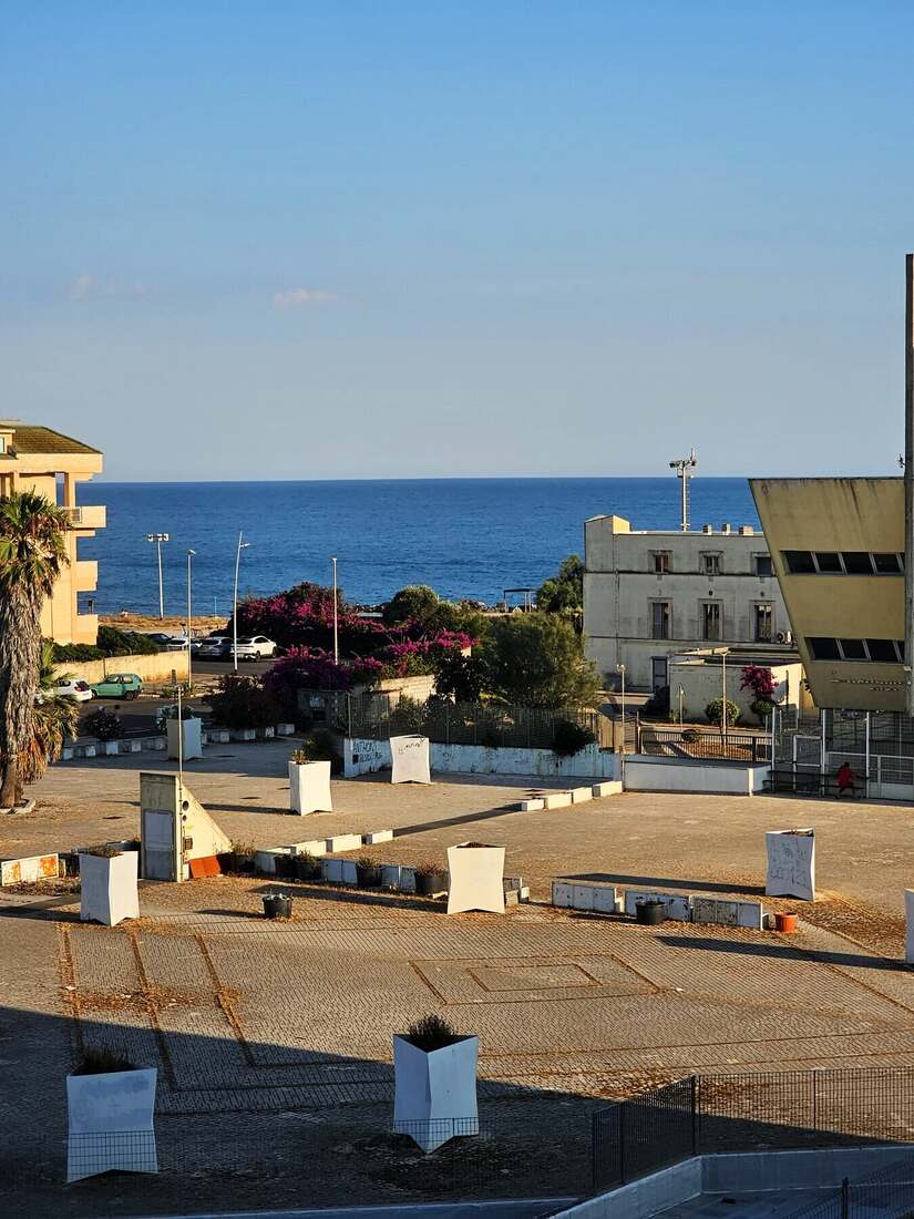 Il porto turistico e il mare visti dal terrazzo