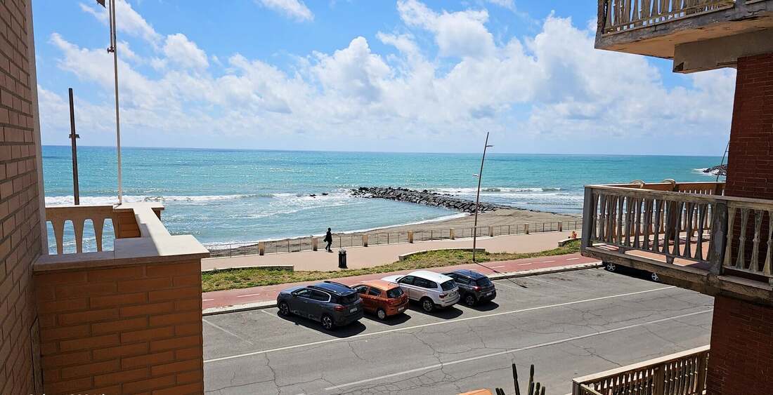La vista sul lungomare e sul mare dal balcone di Shogun Lungomare
