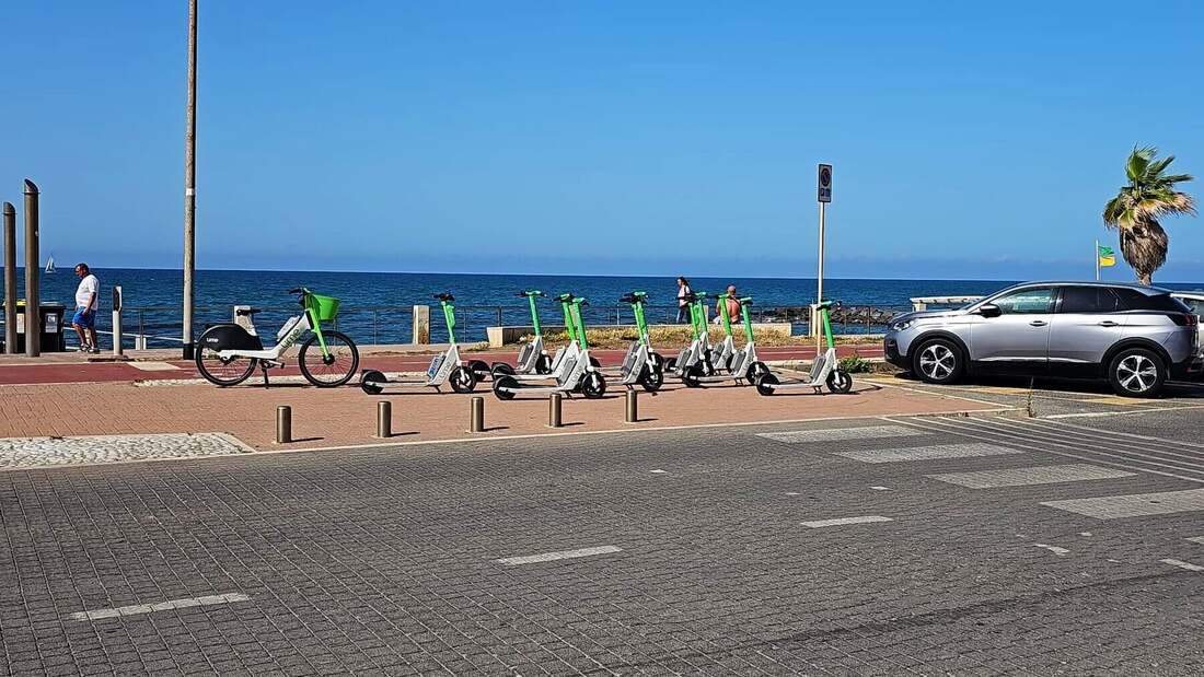 Biciclette e monopattini a noleggio sul lungomare di Ostia