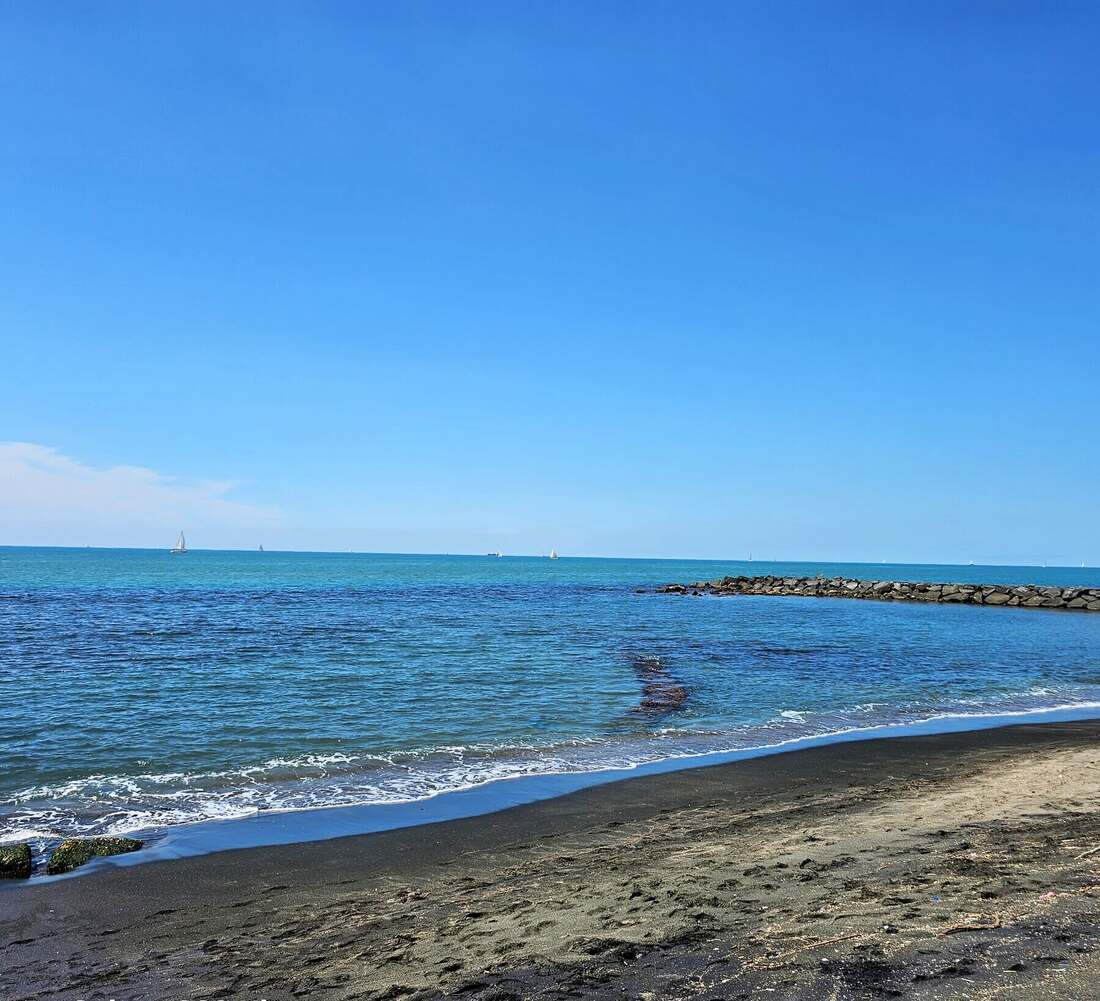 Il mare di Ostia, poco lontano