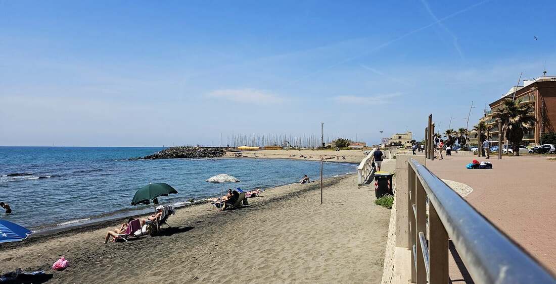 Ombrelloni sulla spiaggia di Ostia