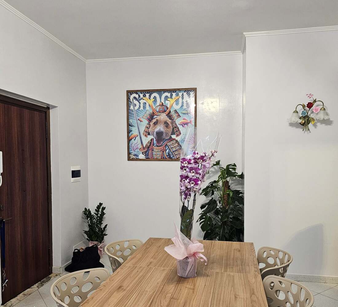 La zona pranzo, con il ritratto di Shogun alla parete