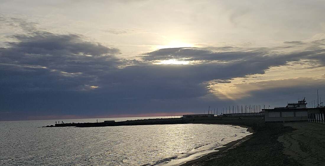 Il tramonto sul mare davanti alla casa, a Ostia